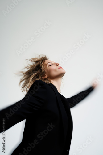 grand mannequin blonde, pose expressive en mouvement flou de bougé, effet anaglyphe photo