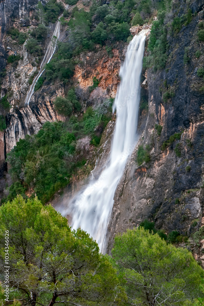 Cascada de La Osera del río Aguascebas chico, en el Valle de la Osera, en el parque natural de Cazorla, Segura y Las Villas. Cascada de La Osera del río Aguascebas chico, en el Valle de la Osera, en el parque natural de Cazorla, Segura y Las Villas.