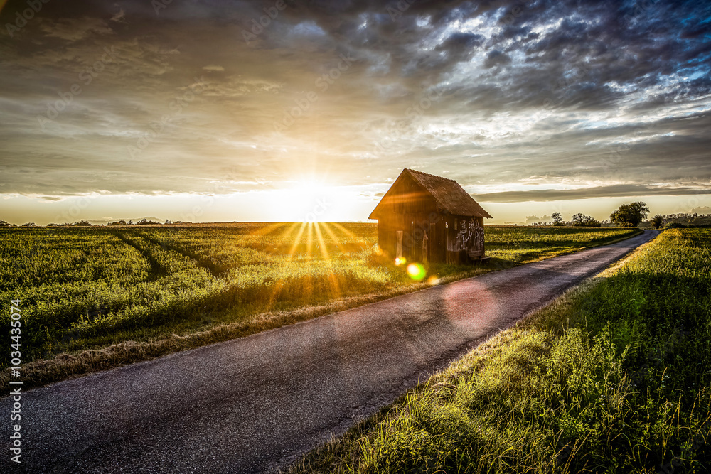 Fototapeta premium eine Hütte im Sonnenuntergang