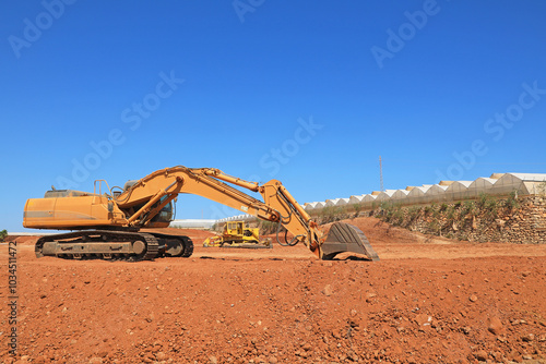 invernadero exterior maquinaria preparando la tierra para nuevo invernadero tierra roja agricultura Almería   4M0A1445-as24