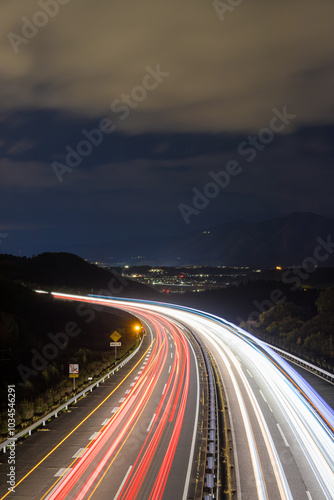 高速道路と車の光跡（大分県大分市）