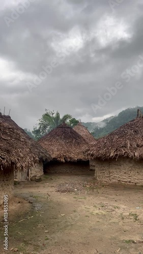 Chozas en pueblo indígena Kogui de la Sierra Nevada de Colombia