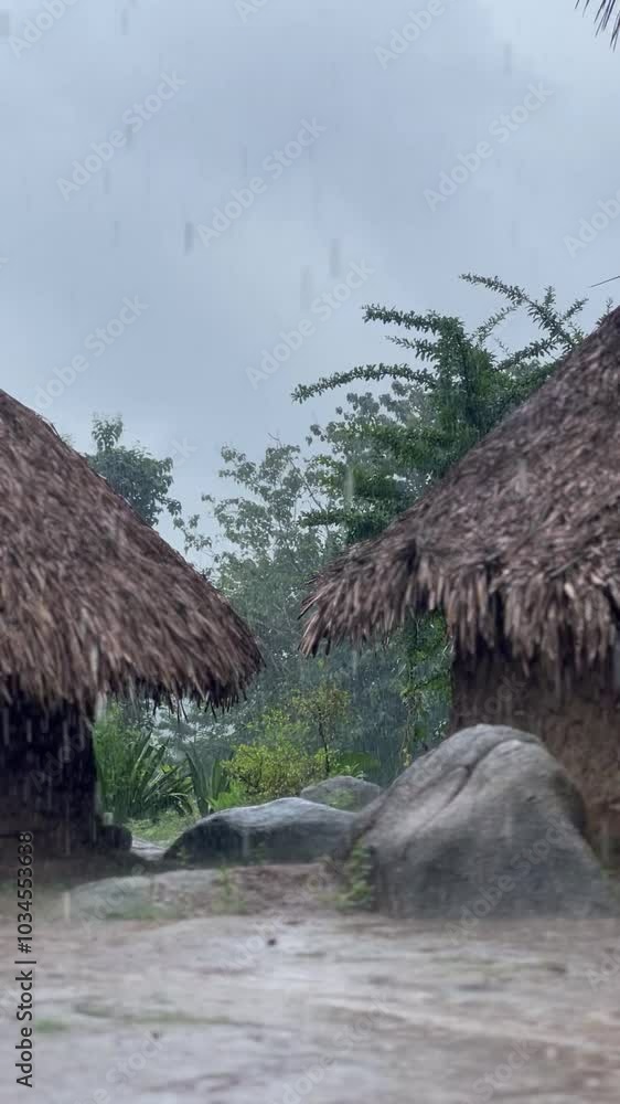 Lluvia en pueblo indígena Kogui de la Sierra Nevada de Colombia Lluvia en pueblo indígena Kogui de la Sierra Nevada de Colombia