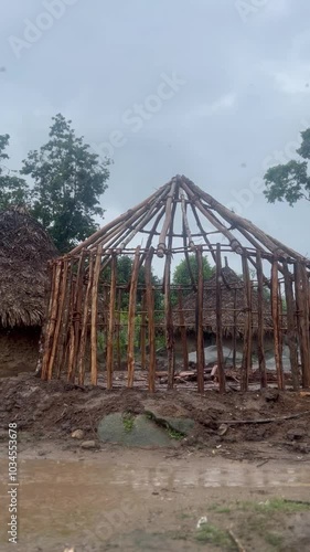 Construcción de casa en pueblo indígena Kogui de la Sierra Nevada de Colombia photo