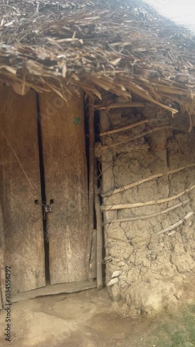 Casa de barro y paja en pueblo indígena Kogui de la Sierra Nevada de Colombia