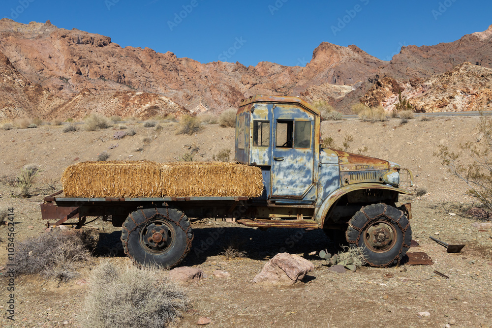 Obraz premium Abandoned vintage rusted truck in the desert