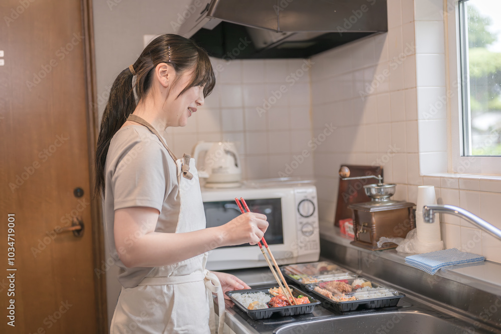 弁当を詰める女性 弁当を詰める女性