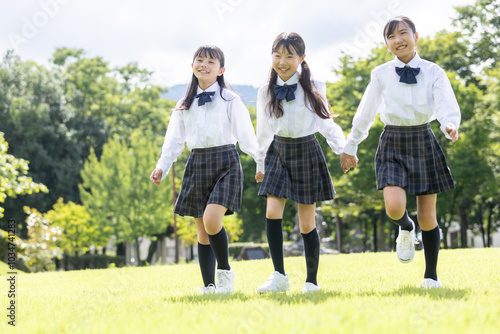 制服を着て歩く学生 Students walking in uniform