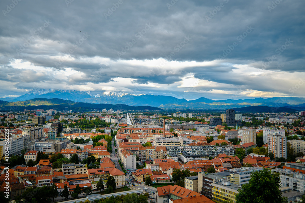 Obraz premium The city of Ljubljana from the top of the castle