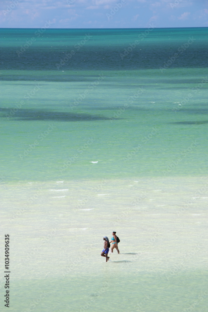 Caminando por las dunas de Isla Holbox, México