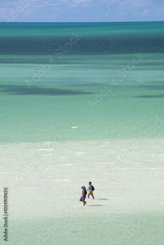 Obraz na płótnie Caminando por las dunas de Isla Holbox, México w salonie