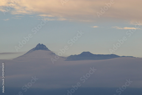 Obraz na płótnie Nevado de Colima en día nublado w salonie
