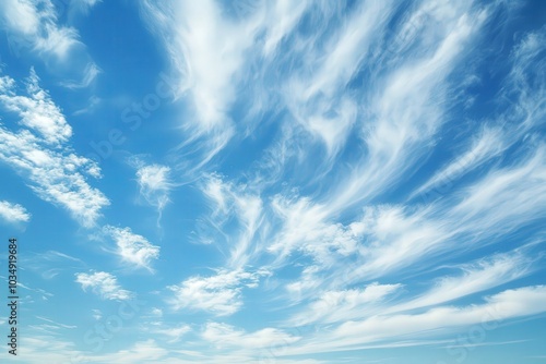 Nubes alargadas por el viento. Buen dia de verano. Cielo soleado. 