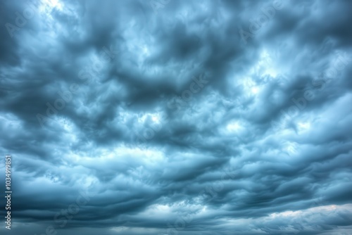 Nubes de tempestad. Mal dia, dia gris. Cielo terrorífico. 