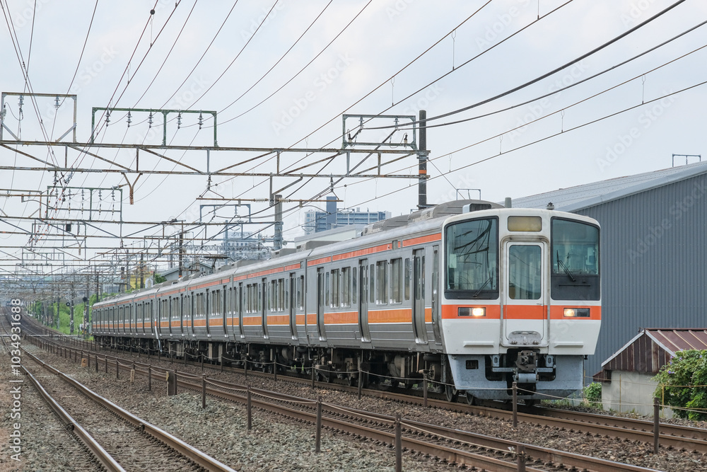 豊橋市内の東海道線を走る電車 豊橋市内の東海道線を走る電車