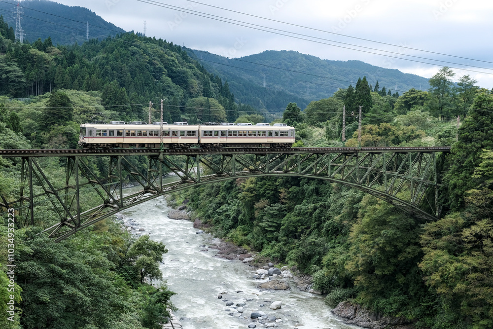 常願寺川に架かる鉄橋を渡る列車 常願寺川に架かる鉄橋を渡る列車