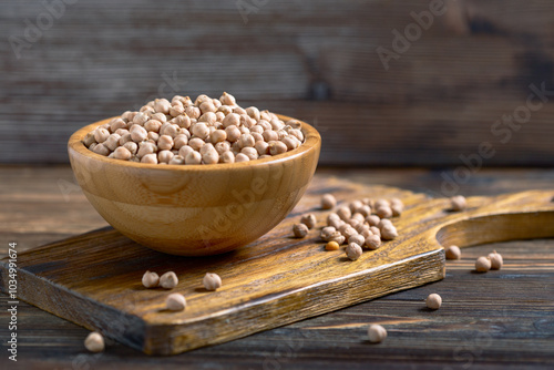 Dried raw chickpeas.