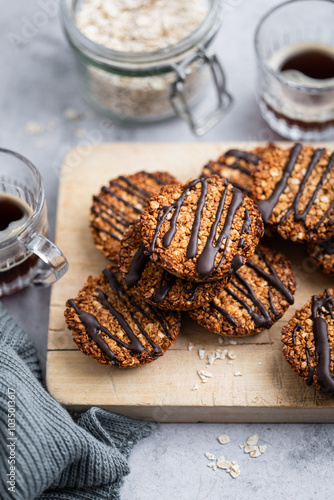 biscuits à l'avoine petit déjeuner granola et chocolat fait maison photo