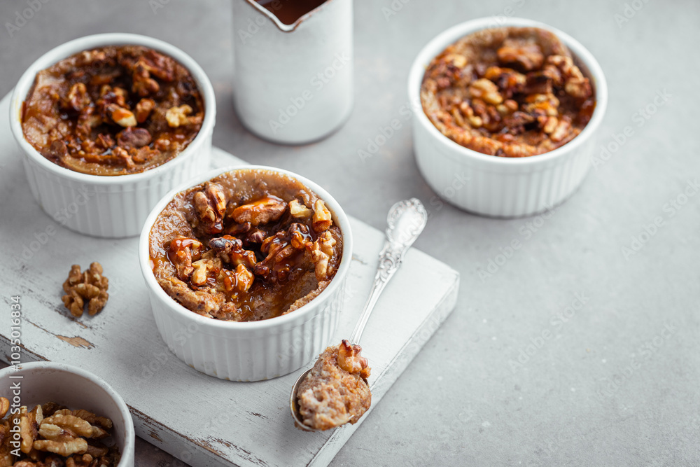pudding de pain fait maison aux noix et caramel au beurre salé pudding de pain fait maison aux noix et caramel au beurre salé