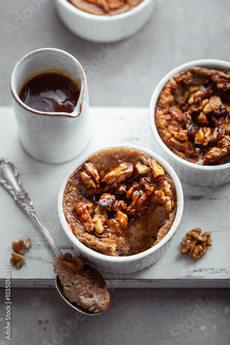 pudding de pain fait maison aux noix et caramel au beurre salé