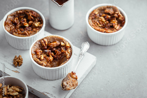 pudding de pain fait maison aux noix et caramel au beurre salé