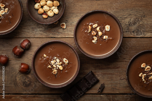 Crème dessert au chocolat et noisette en pot fait maison avec morceaux de noisettes photo