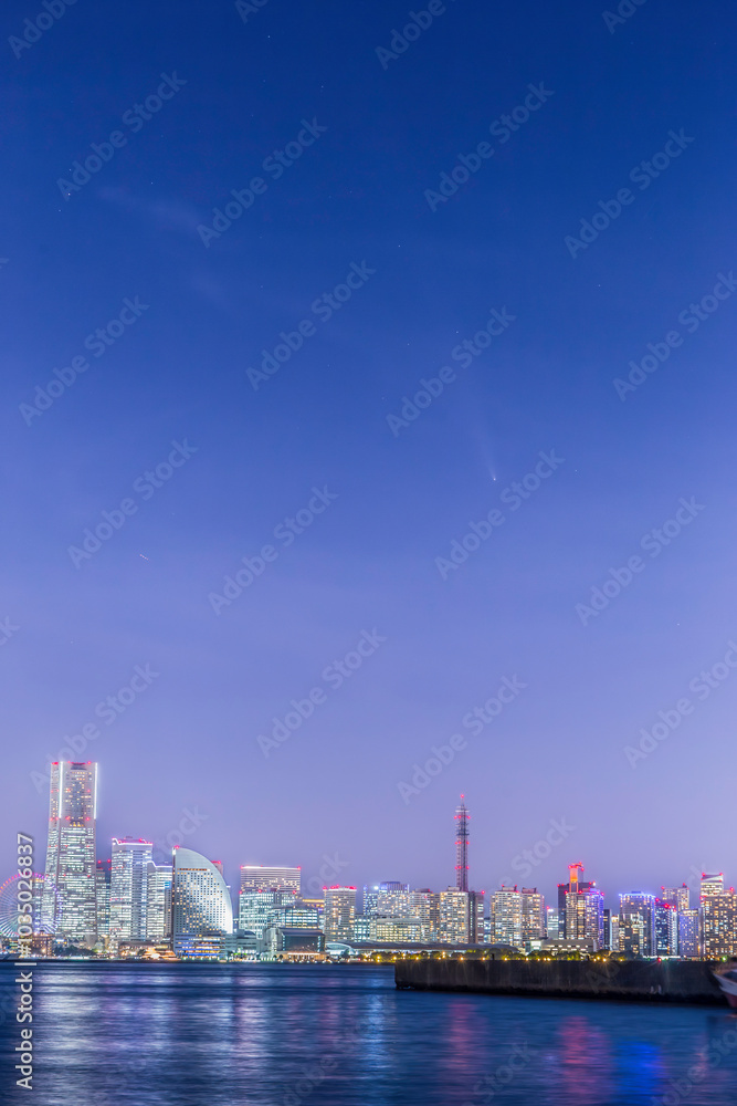 Fototapeta premium 横浜港からみなとみらいのビル群に沈むアトラス彗星