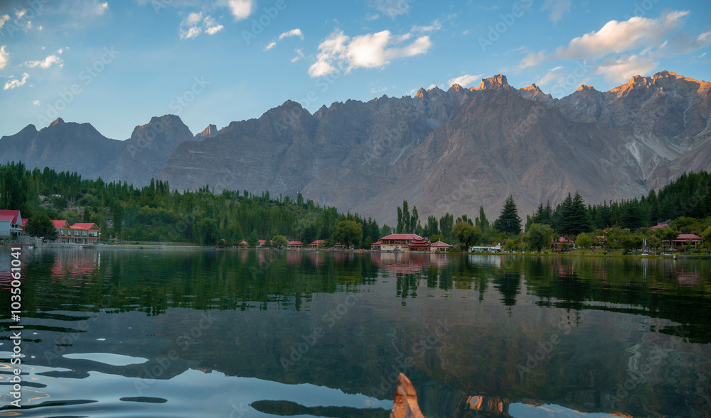 Φωτογραφία Lower Kachura Lake, also known as Shangrila Lake and Resort, is a lake located at Skardu in Gilgit-Baltistan, Pakistan, and situated at a height of 2,500 meters, since 1983