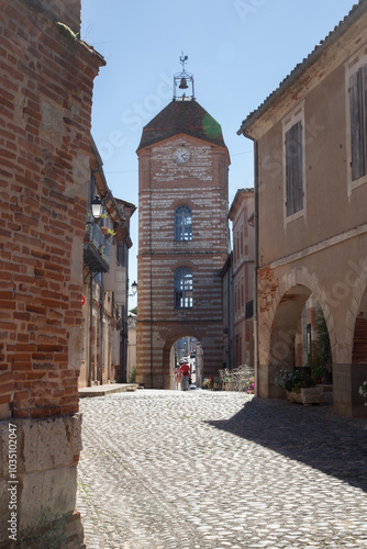 Rue du village d'Auvillar (Tarn et Garonne) conduisant à la tour de l'horloge photo