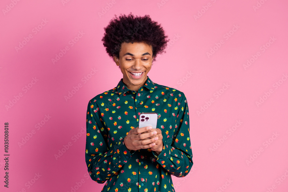 Φωτογραφία Portrait of good mood positive guy with wavy hairstyle dressed print shirt look