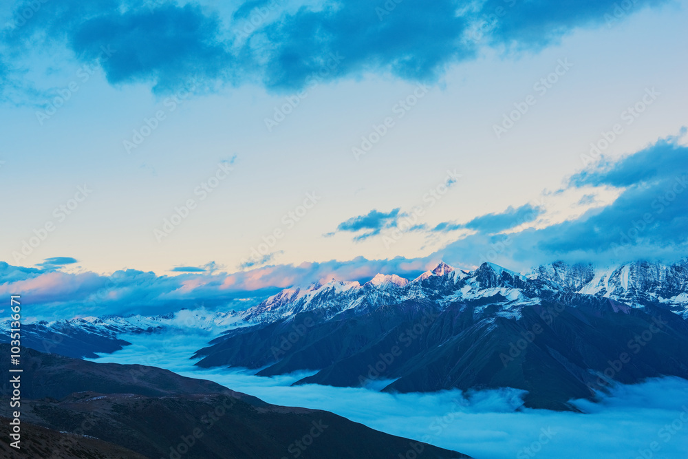 Obraz premium Beautiful Scenery of Snow Mountains and Sea of Clouds on Tibet Plateau, China