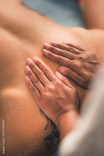 Nahaufnahme einer wohltuenden Ganzkörpermassage
