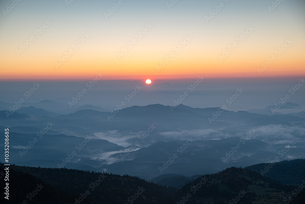 長野県と群馬県の県境の絶景　渋峠の朝