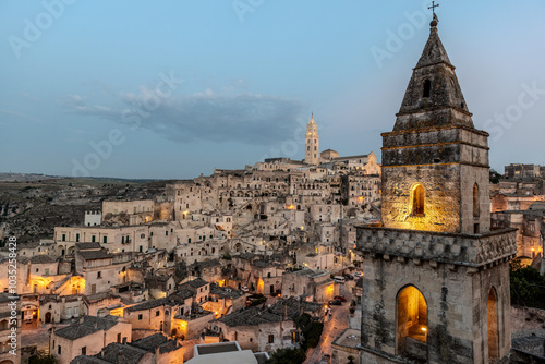 Matera ist eine Stadt auf einer felsigen Landzunge in der Region Basilicata im Süden Italiens.
 photo