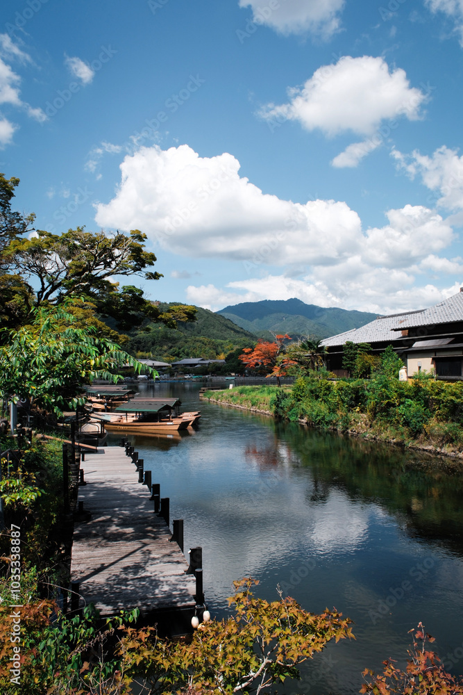 Szenerie des Katsura Fluss in Kyoto, Japan bei blau weißem Himmel. Szenerie des Katsura Fluss in Kyoto, Japan bei blau weißem Himmel.