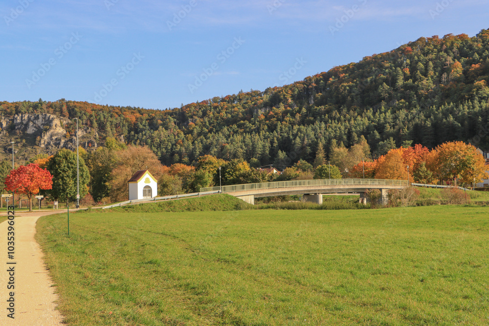 Herbstliches Altmühltal; Radweg an der Altmühlbrücke in Arnsberg Herbstliches Altmühltal; Radweg an der Altmühlbrücke in Arnsberg