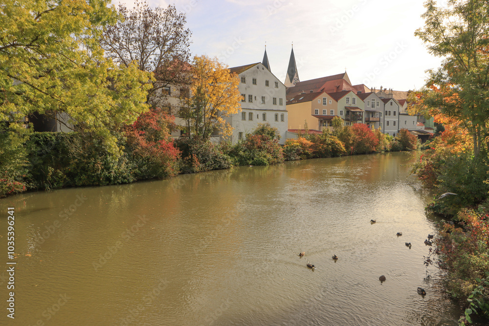 Fototapeta premium Herbstliches Altmühltal; Altmühlufer in Eichstätt