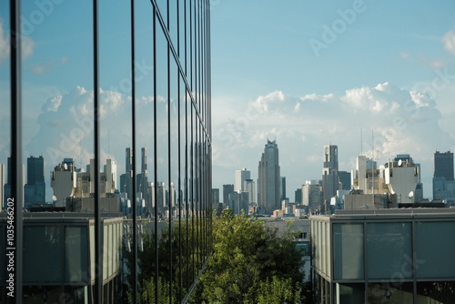Reflektion einer Skyline auf einem Wolkenkratzer in Japan, Tokyo