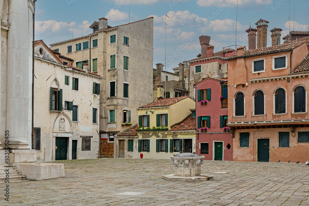 Obraz premium Ancient medieval small town square with old houses in Venice