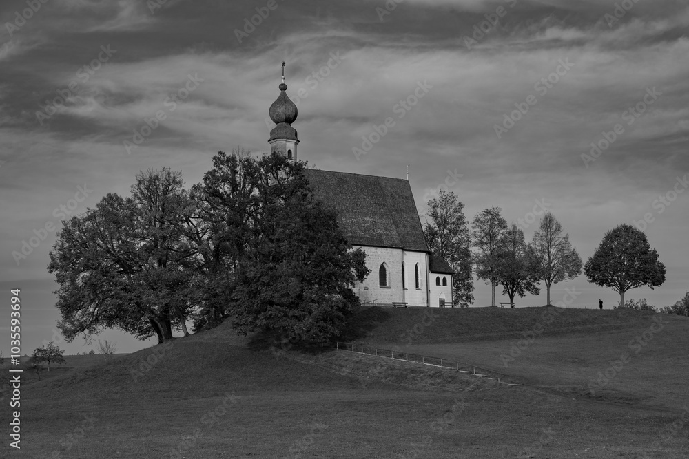 Ettendorfer Kircherl St. Vitus und Anna in Traunstein im Herbst in Schwarz Weiß