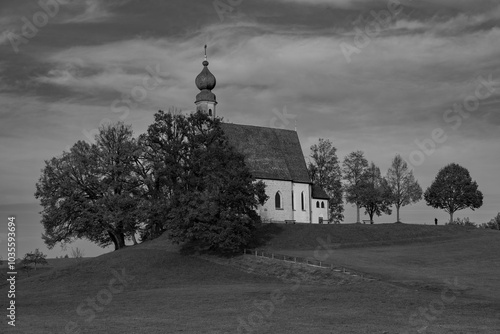 Obraz na płótnie Ettendorfer Kircherl St. Vitus und Anna in Traunstein im Herbst in Schwarz Weiß w salonie