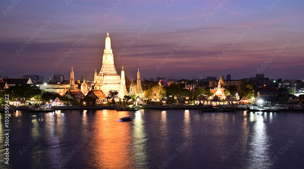 Obraz premium Landmark Wat Arun, Bangkok, Thailand. This photo was taken in Bangkok, Thailand on January 3, 2021.