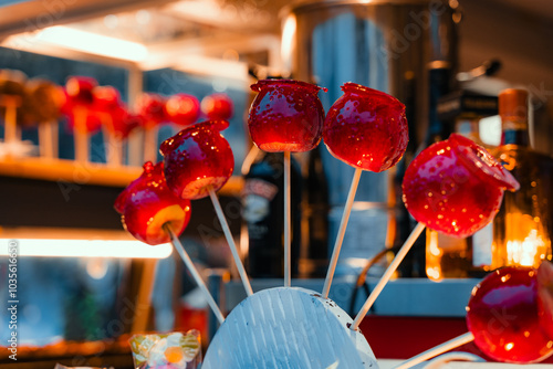 Obraz na płótnie Red caramelized glazed apples decorated on Christmas market in Copenhagen. w salonie