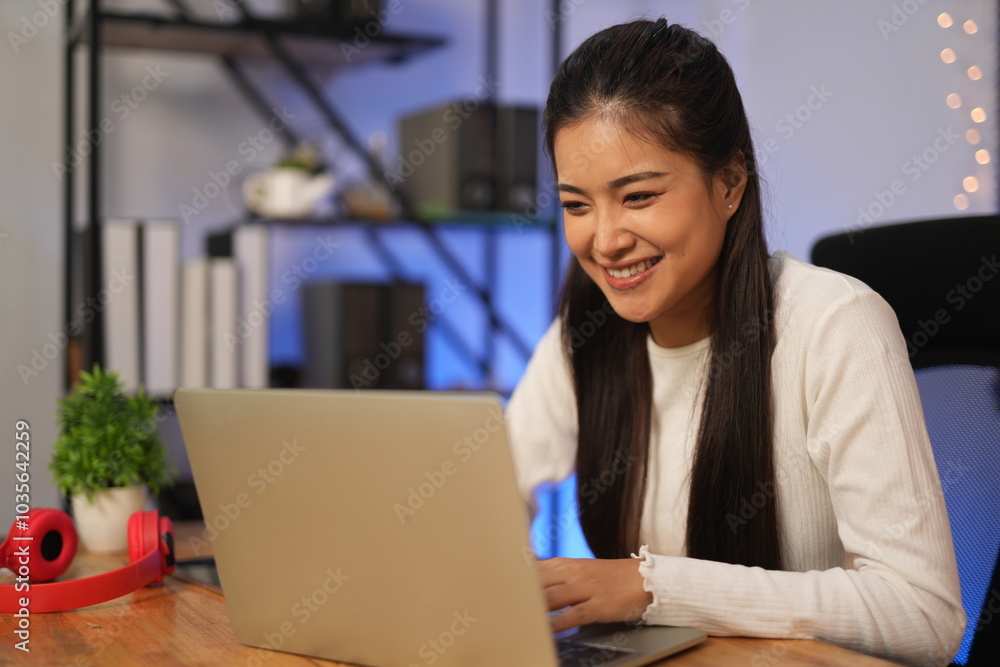Asian businesswoman working in the office Asian businesswoman working in the office