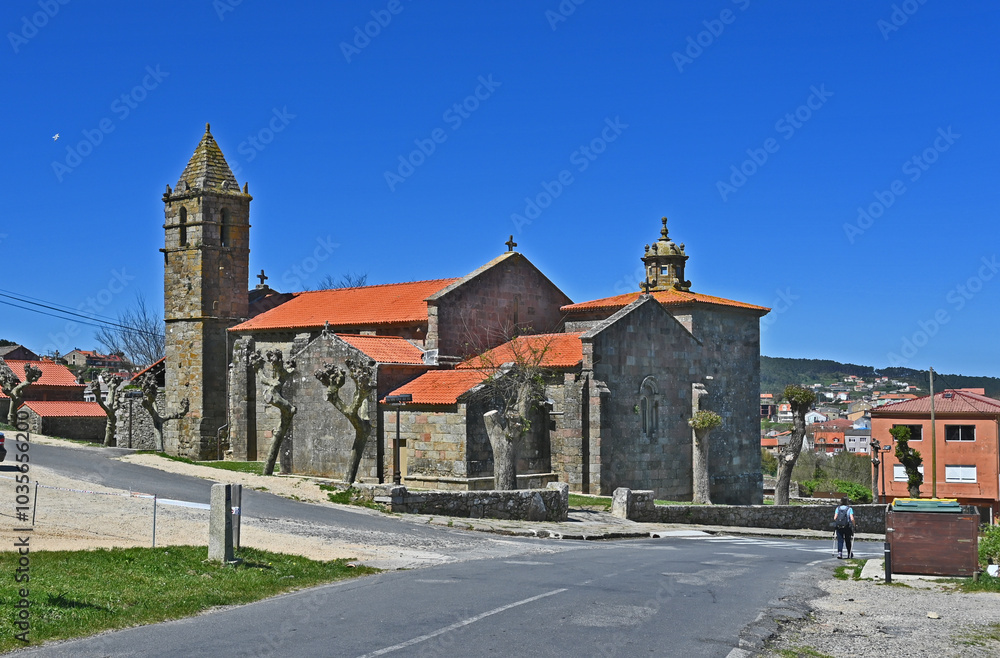 Obraz premium La chiesa di Santa María das Areas a Finisterre, provincia di Coruña, Galizia, Spagna