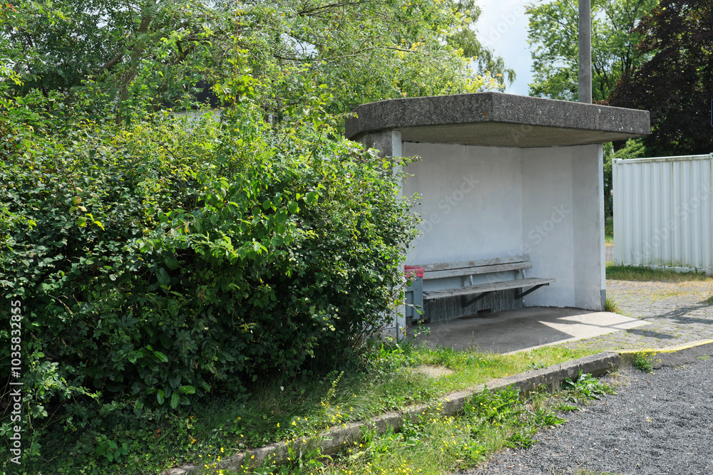 Wartehaus der Bahn an Nebenstrecke mit Sitzbank und Abfallkorb - Stockfoto Wartehaus der Bahn an Nebenstrecke mit Sitzbank und Abfallkorb - Stockfoto