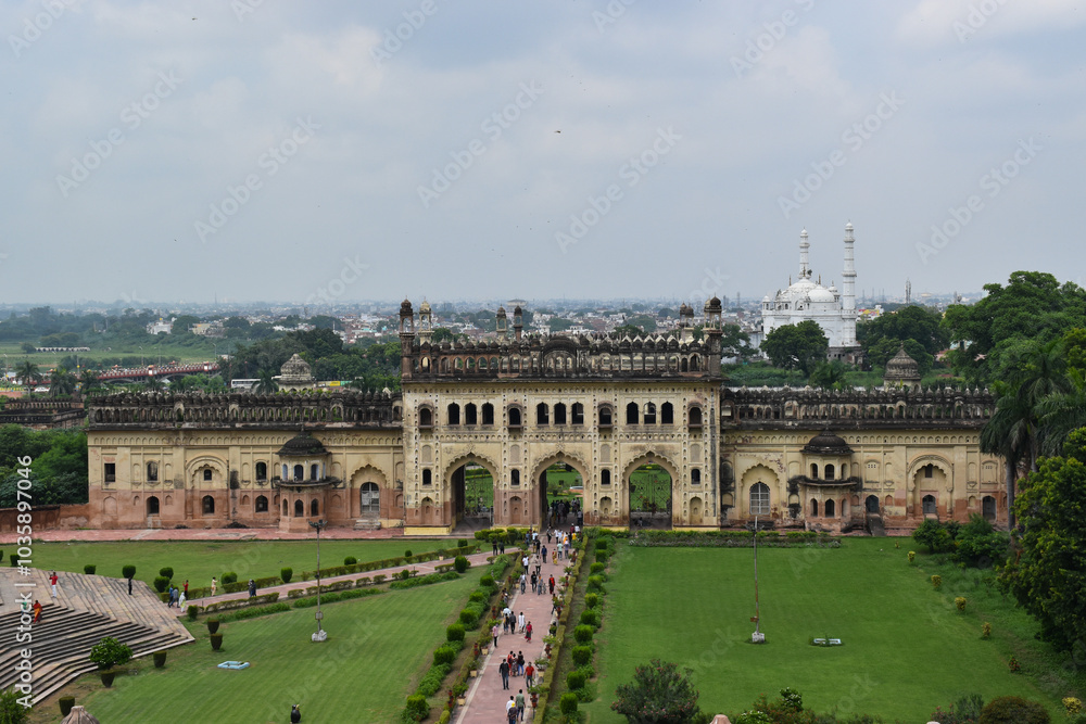 Obraz premium Lucknow, Uttar Pradesh (India): August 28, 2021- Close view of Bara Imambara