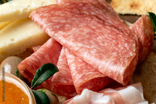 Primo piano di fette di salame, antipasti europei  photo