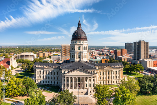 Obraz na płótnie Aerial view of Kansas State Capitol, in Topeka on a sunny day. The Kansas State Capitol is the building housing the executive and legislative branches of government for the U.S. state of Kansas w salonie
