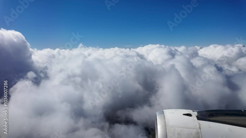 (IMAGEN VERTICAL) Imagen subjetiva sobrevolando entre las nubes hasta quedar sin vistas. 17 de noviembre de 2024.